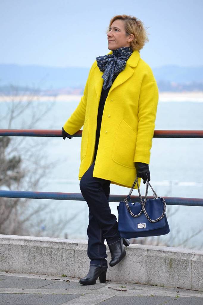 Abrigo amarillo y vaquero azul marino 00