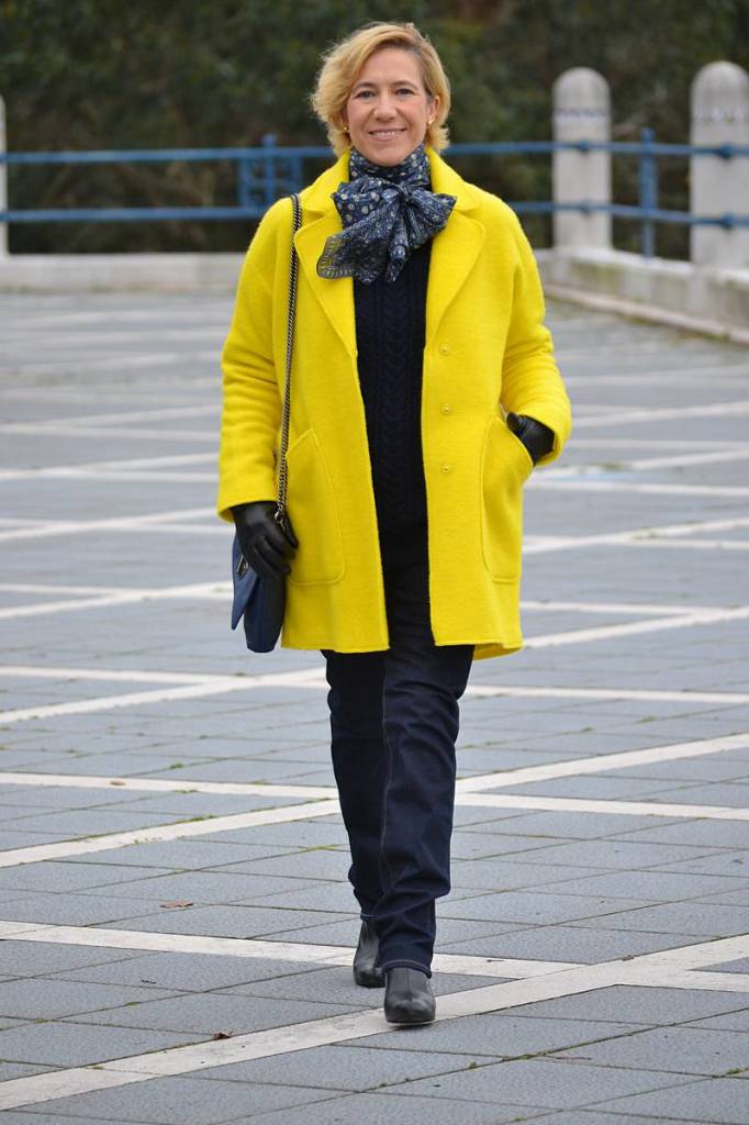 Abrigo amarillo y vaquero azul marino 01