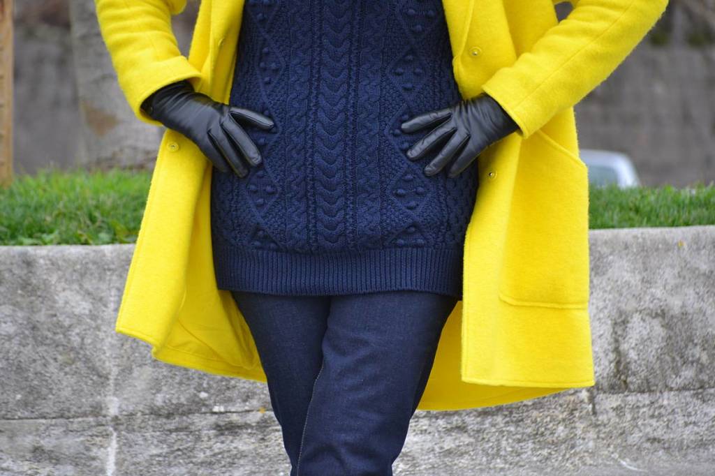Abrigo amarillo con jersey y vaquero azul marino 03